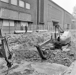 126536 Afbeelding van slopen van restanten van de fundering van het kasteel Vredenburg langs de Rijnkade te Utrecht, ...